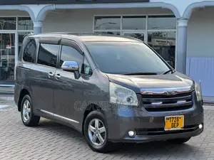 Toyota Noah 2.0 143hp AWD (7 Seater) 2007 Gray