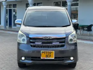 Toyota Noah 2.0 143hp AWD (7 Seater) 2007 Gray