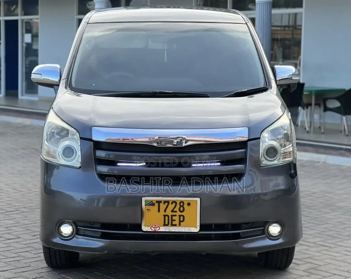 Toyota Noah 2.0 143hp FWD (7 Seater) 2007 Gray