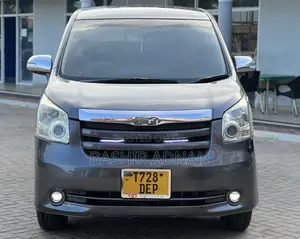 Toyota Noah 2.0 143hp FWD (7 Seater) 2007 Gray