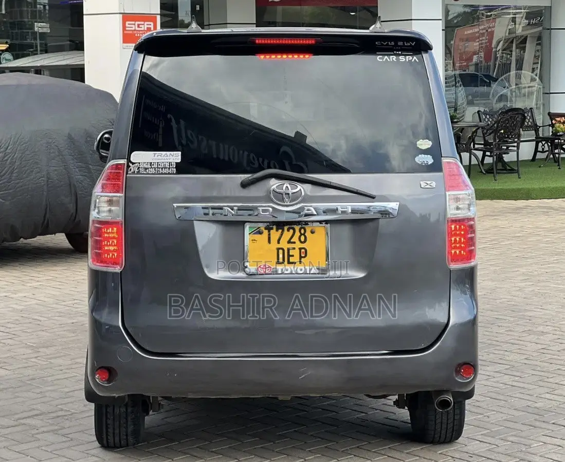Toyota Noah 2.0 143hp FWD (7 Seater) 2007 Gray