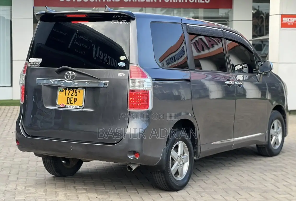 Toyota Noah 2.0 143hp FWD (7 Seater) 2007 Gray