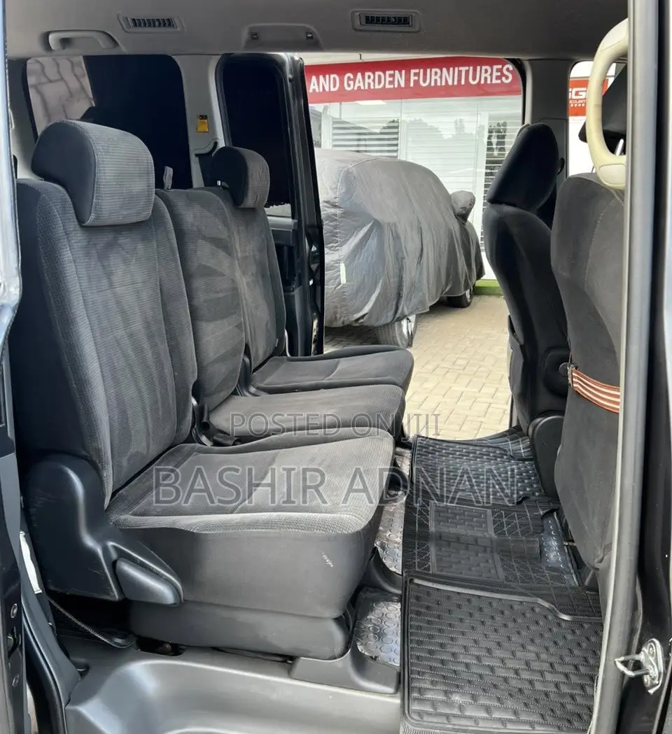 Toyota Noah 2.0 143hp FWD (7 Seater) 2007 Gray