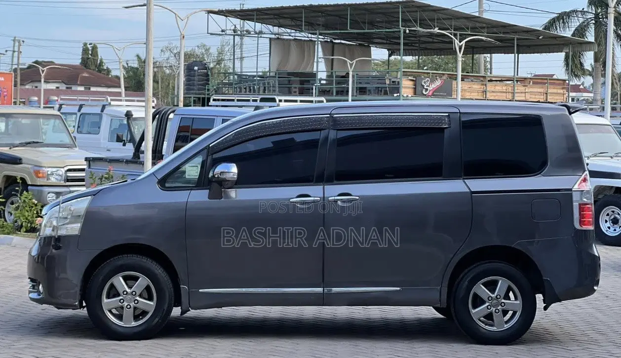 Toyota Noah 2.0 143hp FWD (7 Seater) 2007 Gray