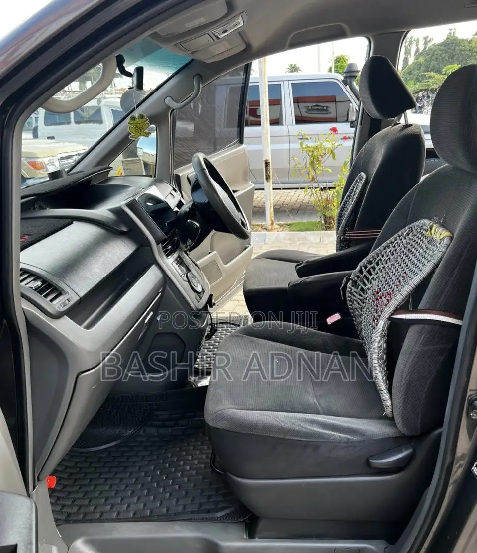 Toyota Noah 2.0 143hp FWD (7 Seater) 2007 Gray