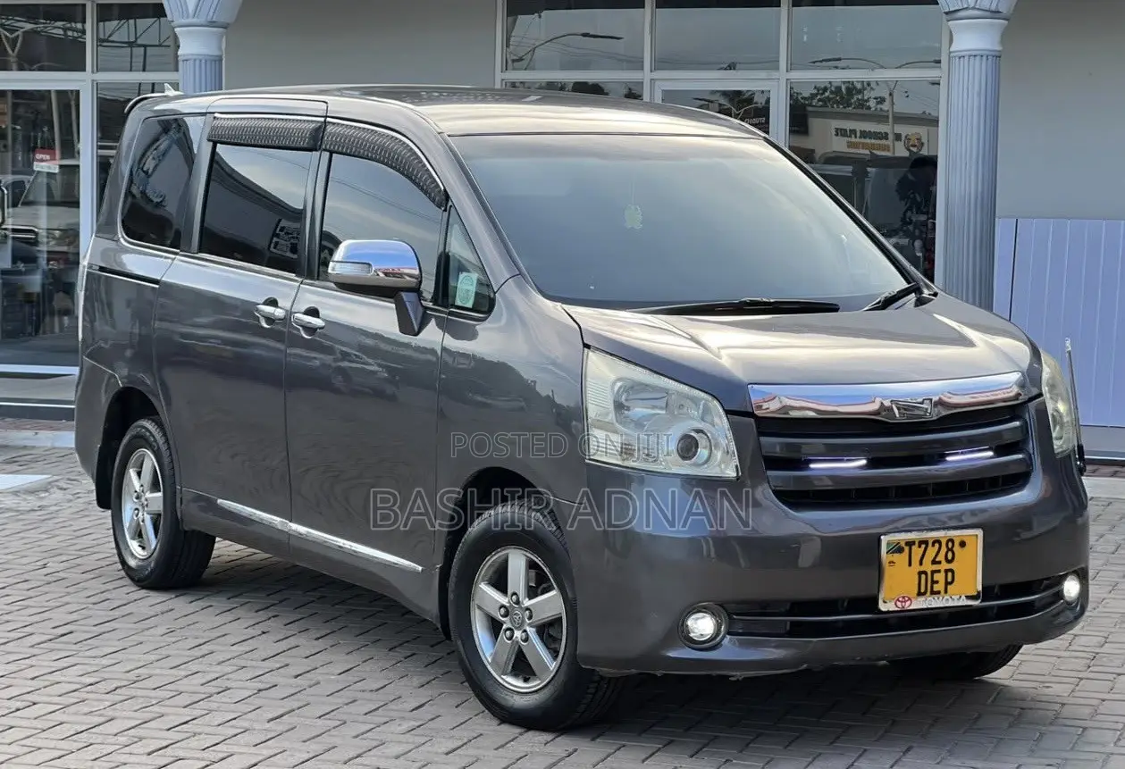 Toyota Noah 2.0 143hp FWD (7 Seater) 2007 Gray