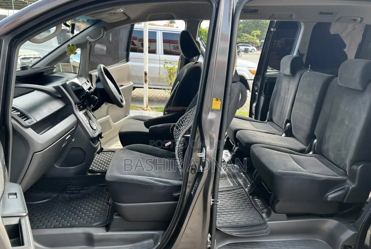 Toyota Noah 2.0 143hp FWD (7 Seater) 2007 Gray