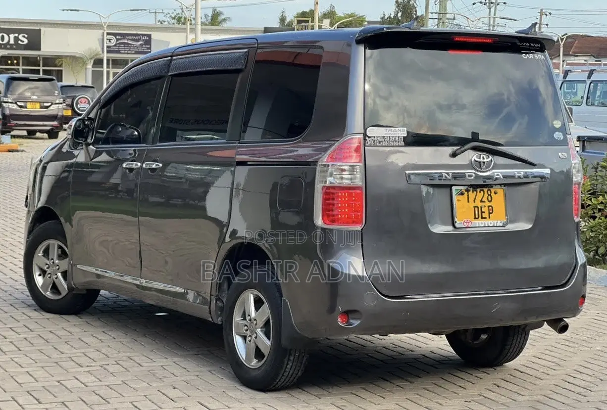 Toyota Noah 2.0 143hp FWD (7 Seater) 2007 Gray