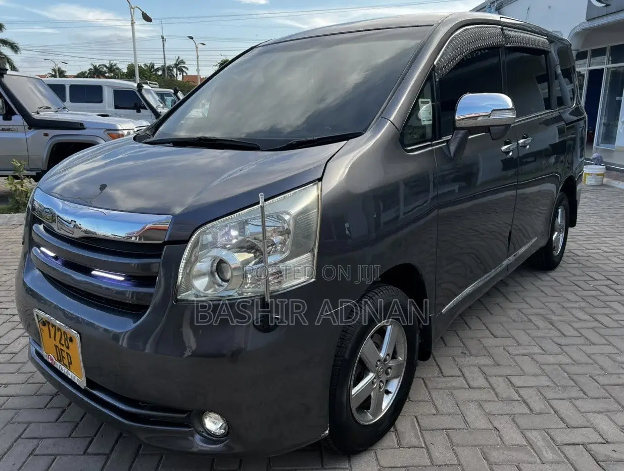 Toyota Noah 2.0 143hp FWD (7 Seater) 2007 Gray