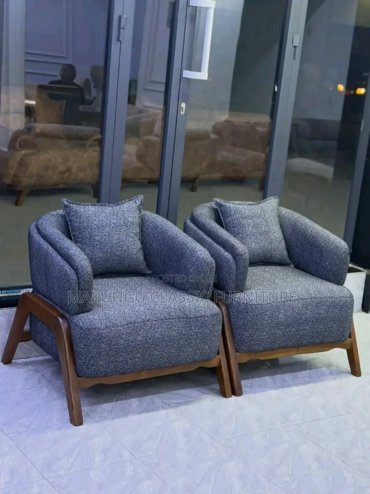 Modern Sofa Sets Za Show Za Mninga Hii Kwa Wenye Familia Kubwa