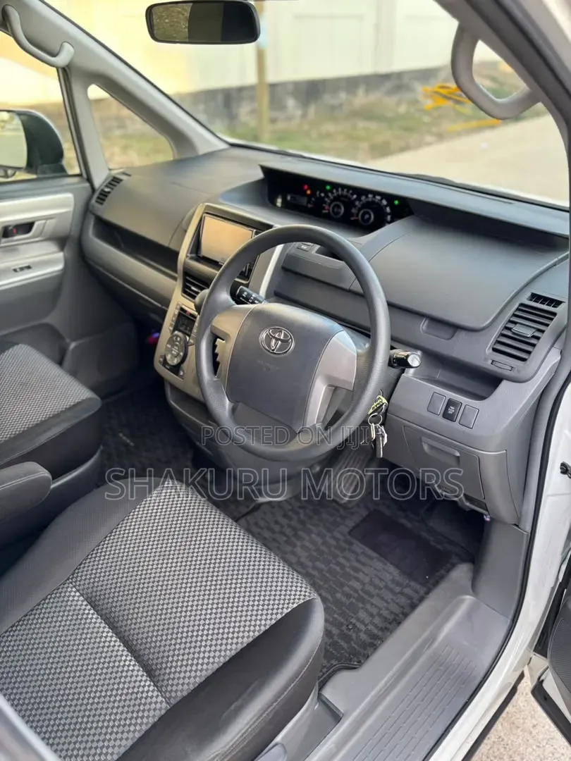 Toyota Noah 2009 White