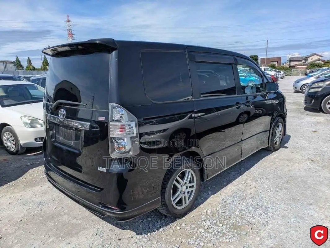 Toyota Noah 2.0 143hp AWD (7 Seater) 2008 Black