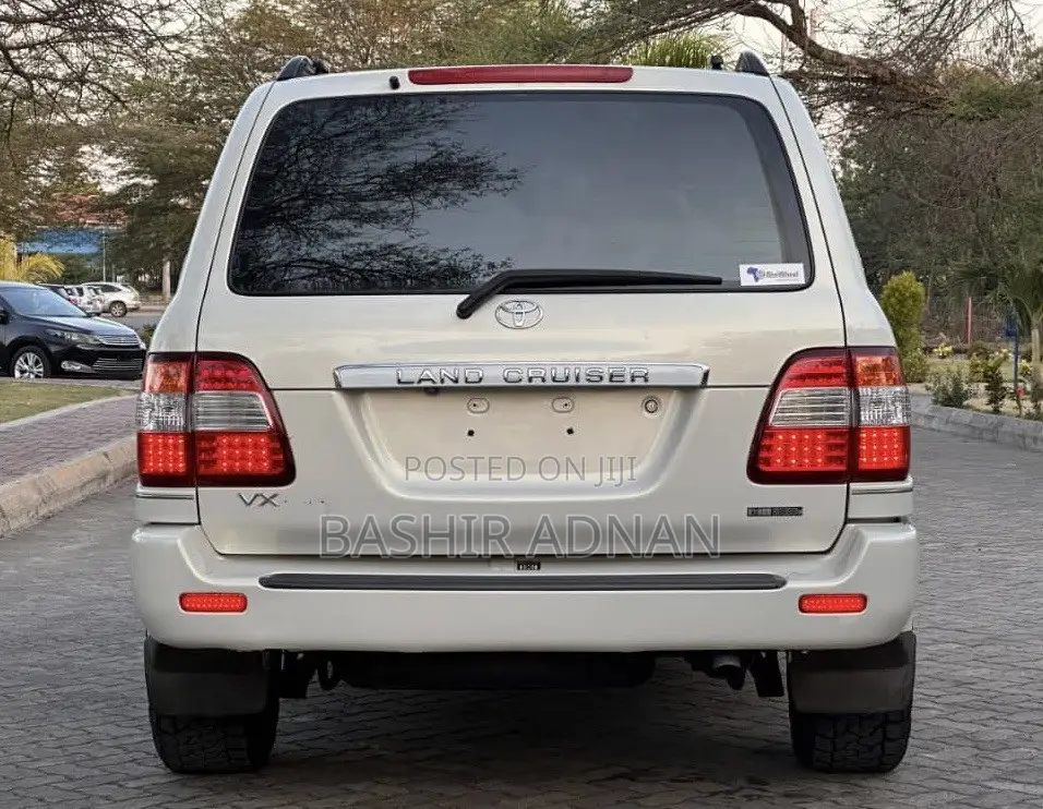 Toyota Land Cruiser 2000 White