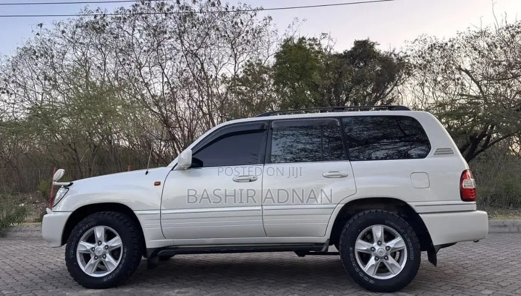 Toyota Land Cruiser 2000 White