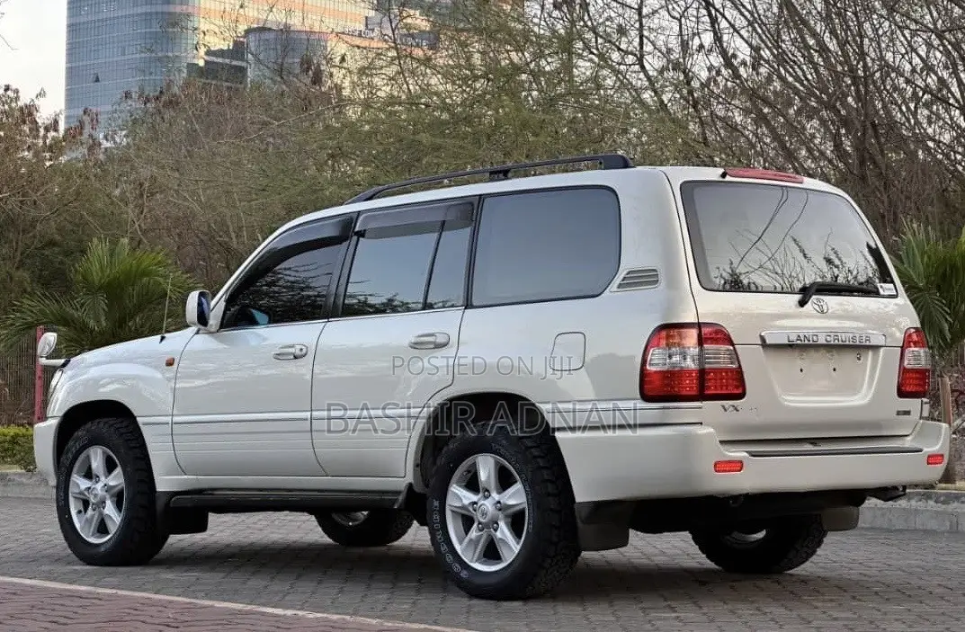 Toyota Land Cruiser 2000 White