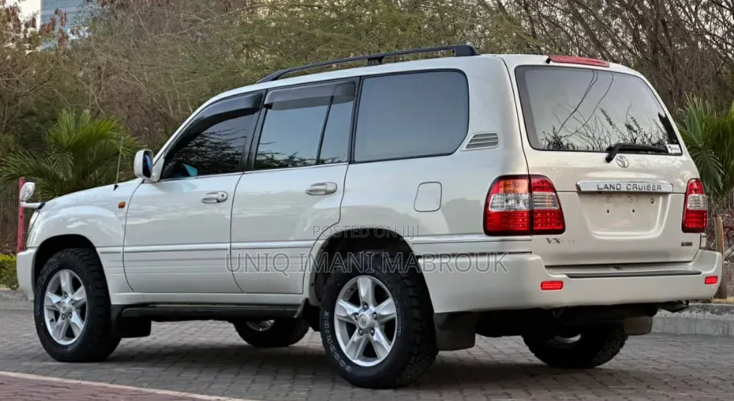 Toyota Land Cruiser 2000 White