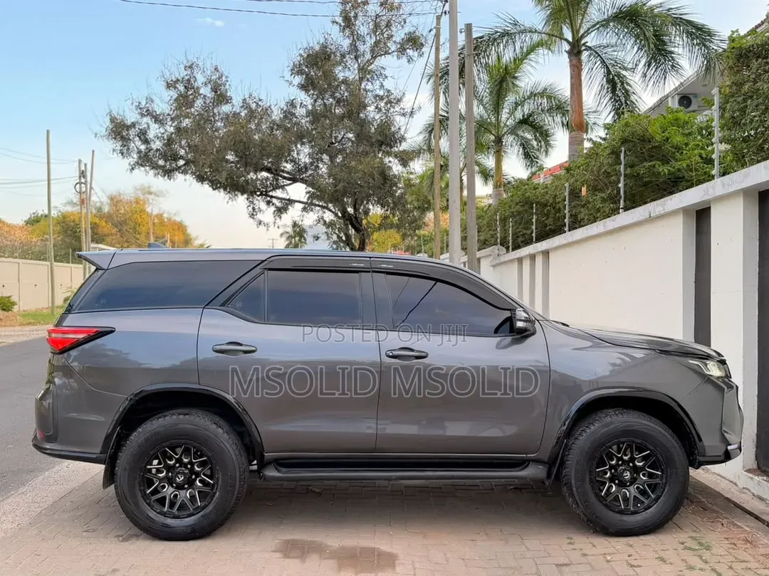 Toyota Fortuner 2023 Gray