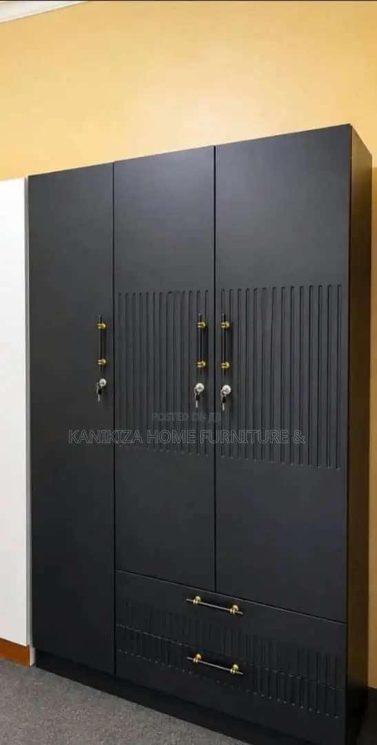 Modern and Luxury Wardrobe Yenye Milango Mitatu Rangi Nyeusi