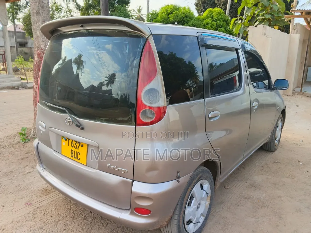 Toyota Fun Cargo 2004 Gray