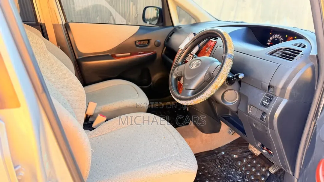 Toyota Ractis 2005 Silver