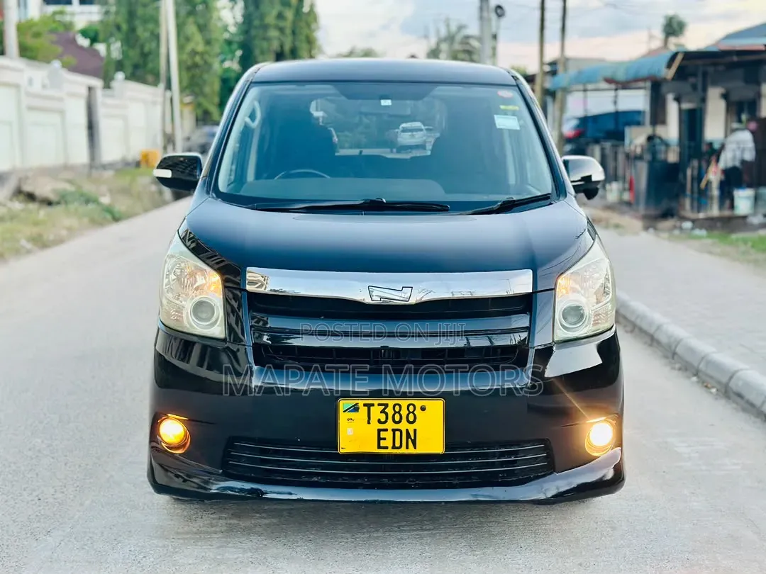 Toyota Noah 2.0 143hp AWD (8 Seater) 2010 Black