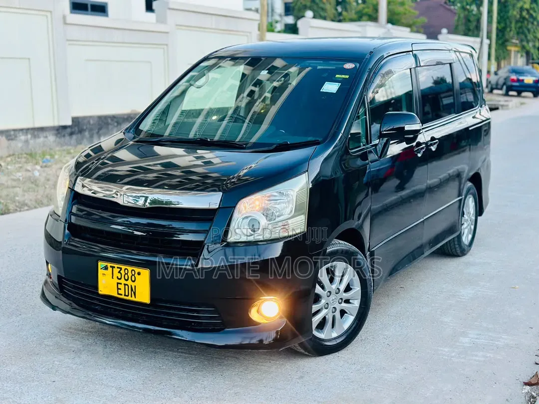Toyota Noah 2.0 143hp AWD (8 Seater) 2010 Black