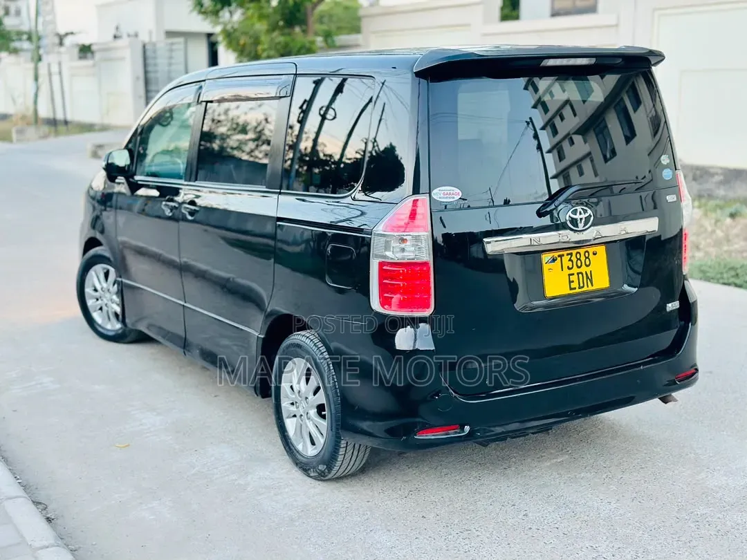 Toyota Noah 2.0 143hp AWD (8 Seater) 2010 Black