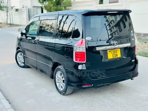 Toyota Noah 2.0 143hp AWD (8 Seater) 2010 Black