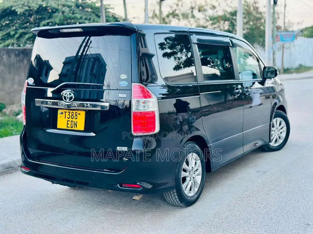 Toyota Noah 2.0 143hp AWD (8 Seater) 2010 Black