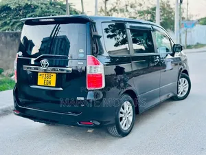 Toyota Noah 2.0 143hp AWD (8 Seater) 2010 Black