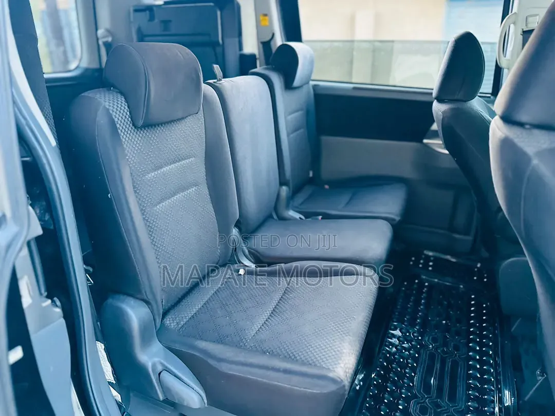 Toyota Noah 2.0 143hp AWD (8 Seater) 2010 Black