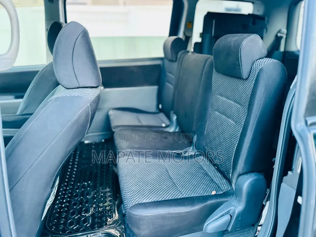 Toyota Noah 2.0 143hp AWD (8 Seater) 2010 Black