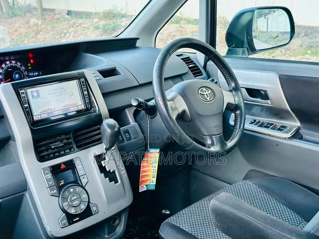 Toyota Noah 2.0 143hp AWD (8 Seater) 2010 Black