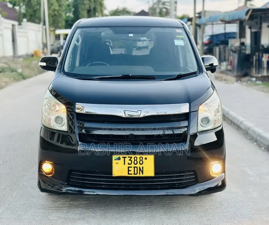 Toyota Noah 2.0 143hp FWD (7 Seater) 2007 Black