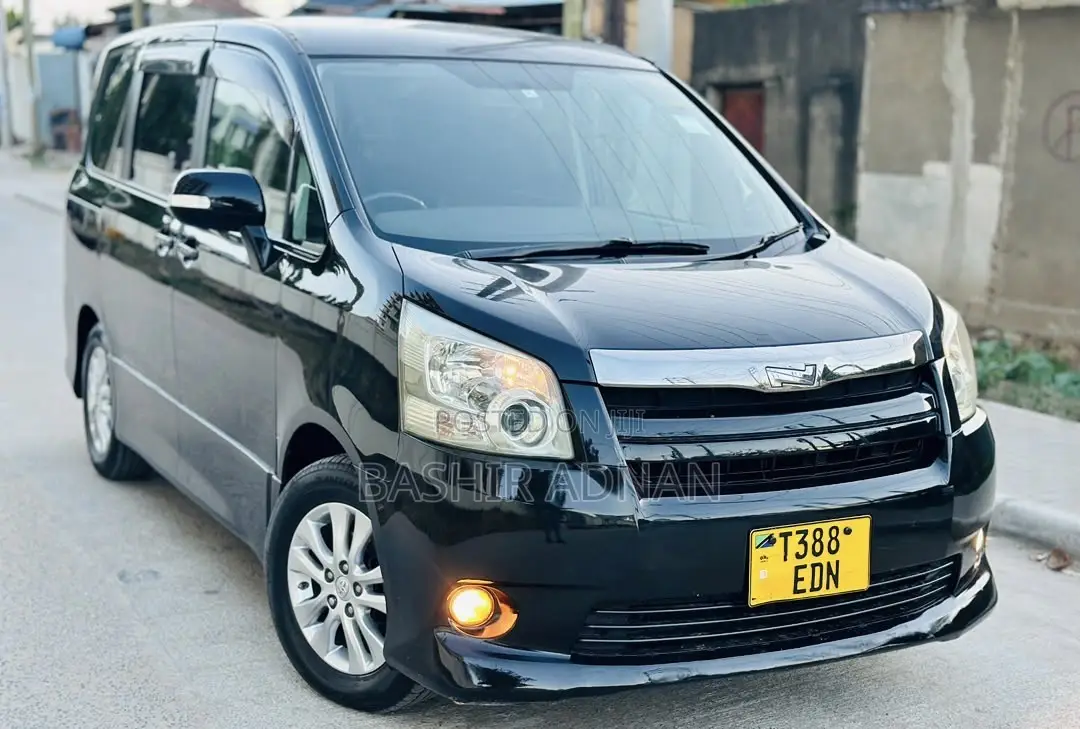 Toyota Noah 2.0 143hp FWD (7 Seater) 2007 Black