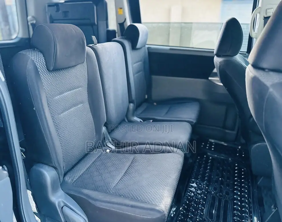 Toyota Noah 2.0 143hp FWD (7 Seater) 2007 Black