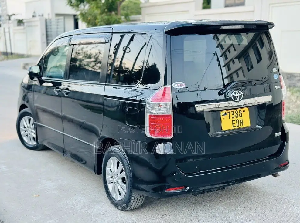 Toyota Noah 2.0 143hp FWD (7 Seater) 2007 Black