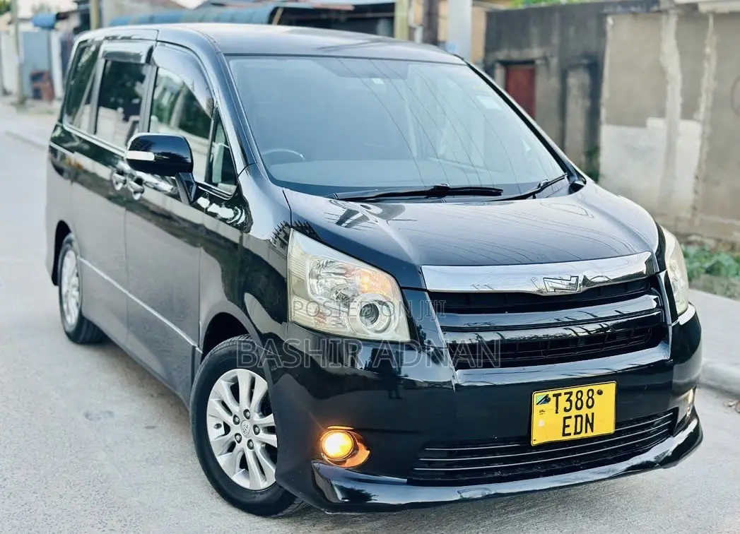 Toyota Noah 2.0 143hp FWD (7 Seater) 2007 Black