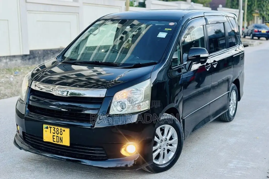 Toyota Noah 2.0 143hp FWD (7 Seater) 2007 Black