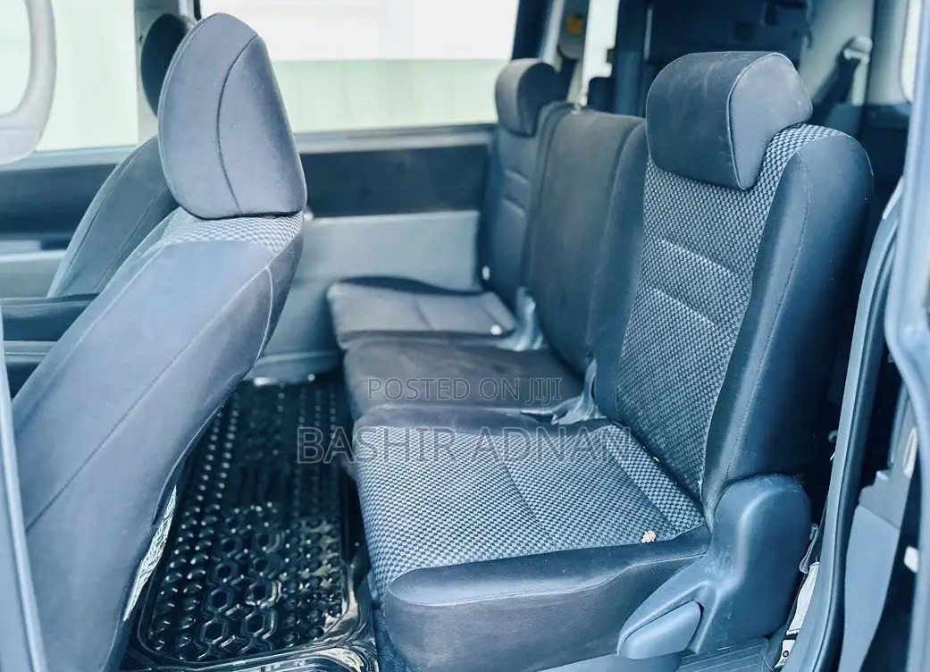 Toyota Noah 2.0 143hp FWD (7 Seater) 2007 Black