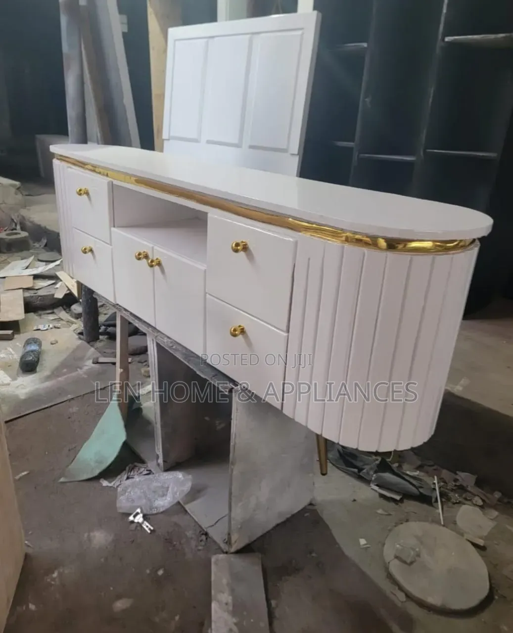 Pure Showcase Color White and Gold