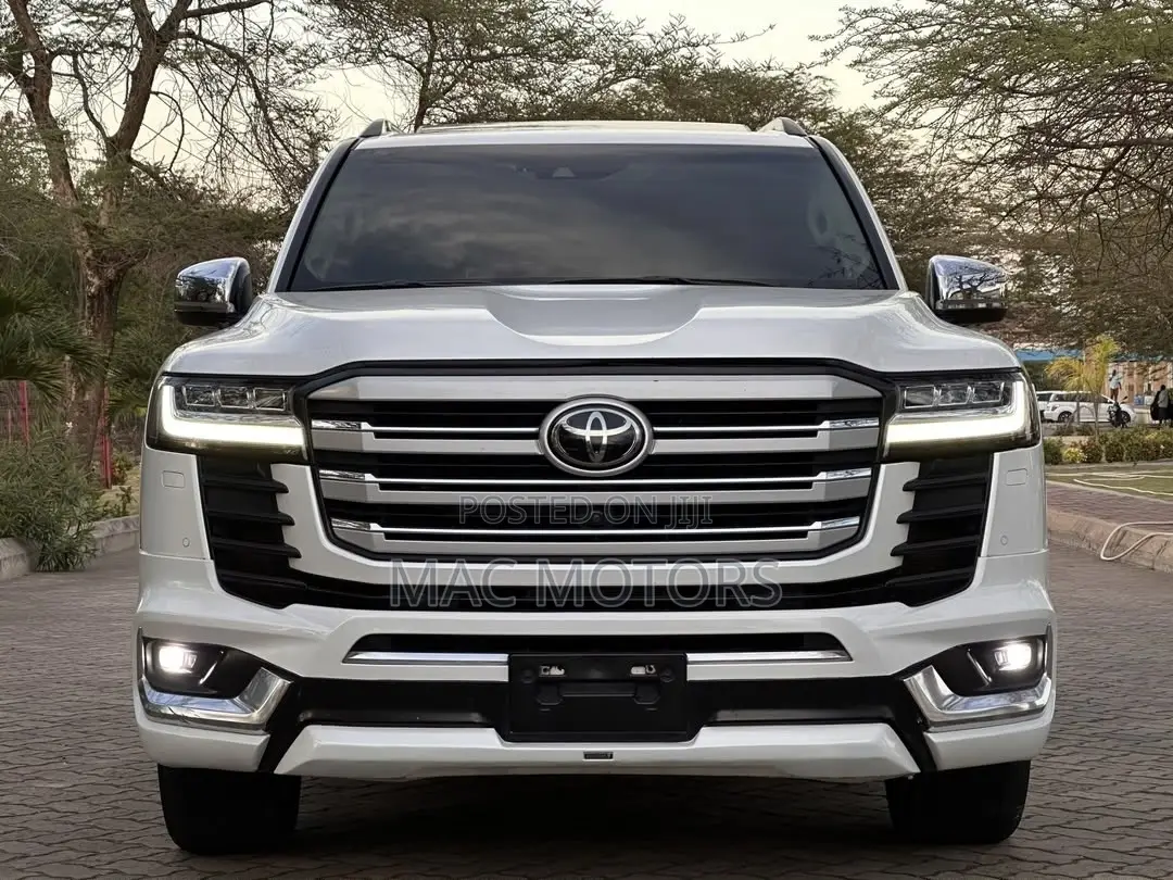 Toyota Land Cruiser LC300 2023 White