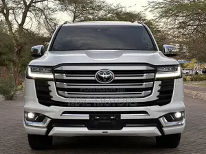 Toyota Land Cruiser LC300 2023 White