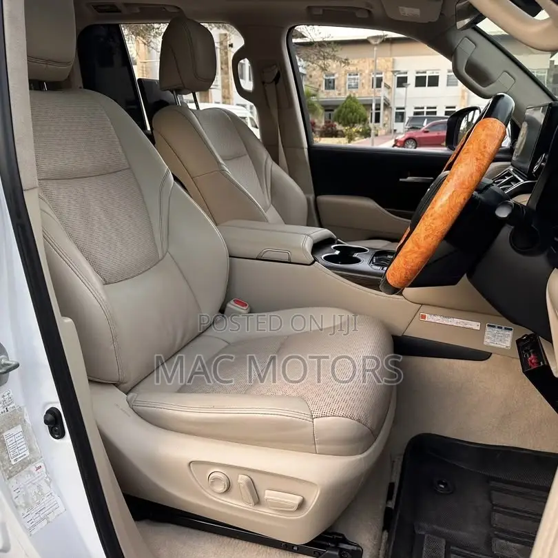 Toyota Land Cruiser LC300 2023 White
