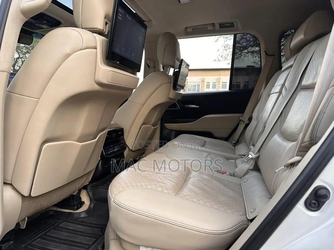 Toyota Land Cruiser LC300 2023 White