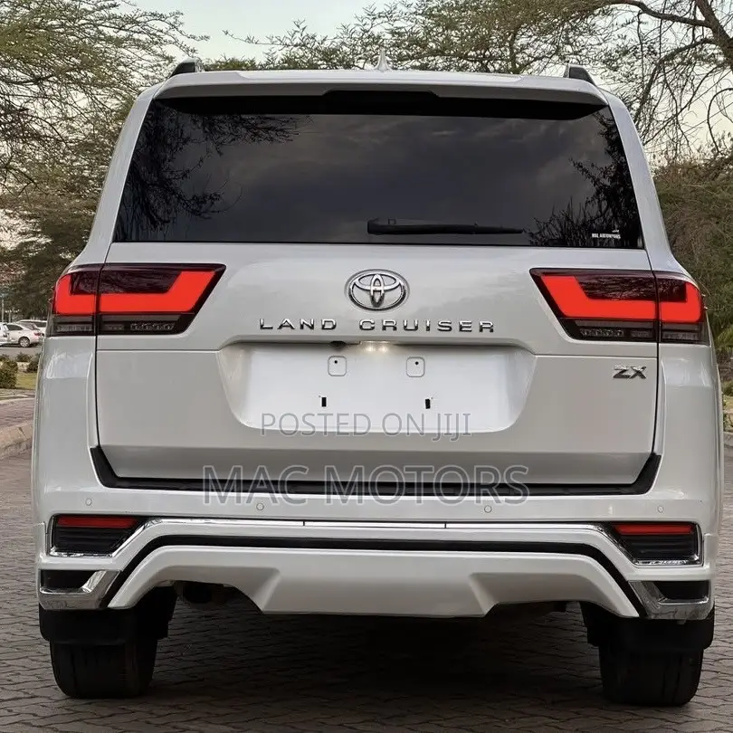 Toyota Land Cruiser LC300 2023 White