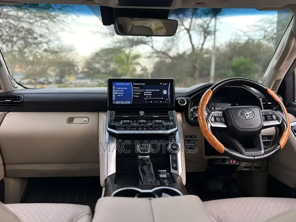 Toyota Land Cruiser LC300 2023 White