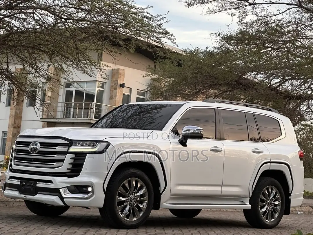 Toyota Land Cruiser LC300 2023 White