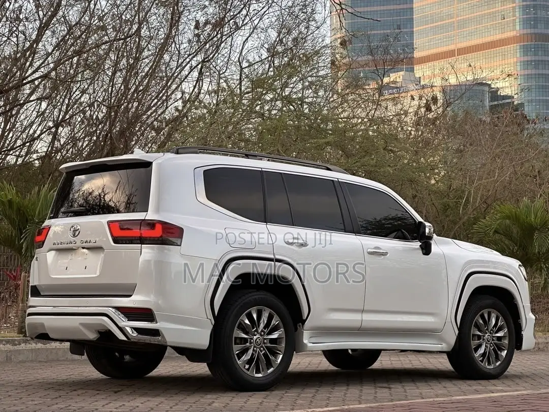 Toyota Land Cruiser LC300 2023 White