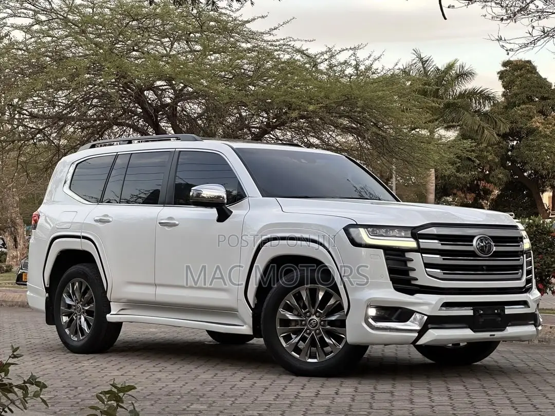 Toyota Land Cruiser LC300 2023 White